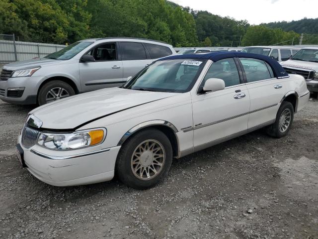  Salvage Lincoln Towncar