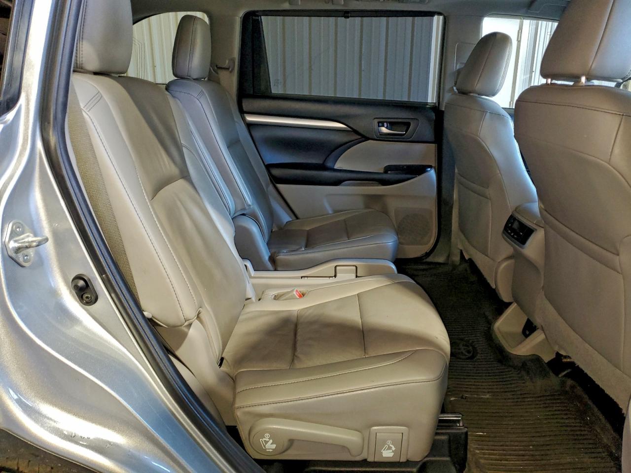 Toyota Highlander Se Image 12