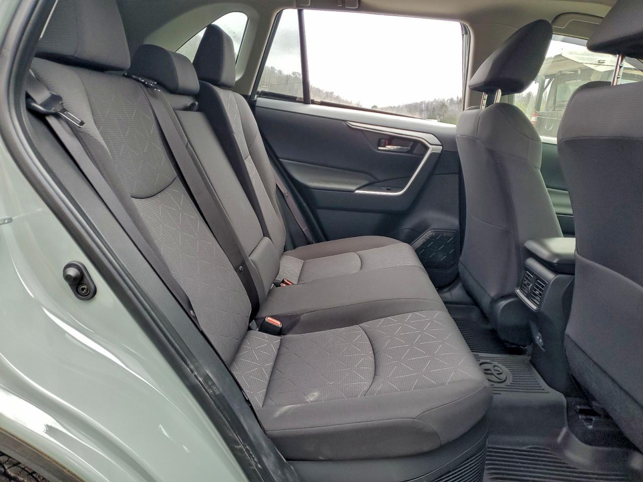 Toyota RAV4 Xle Image 13