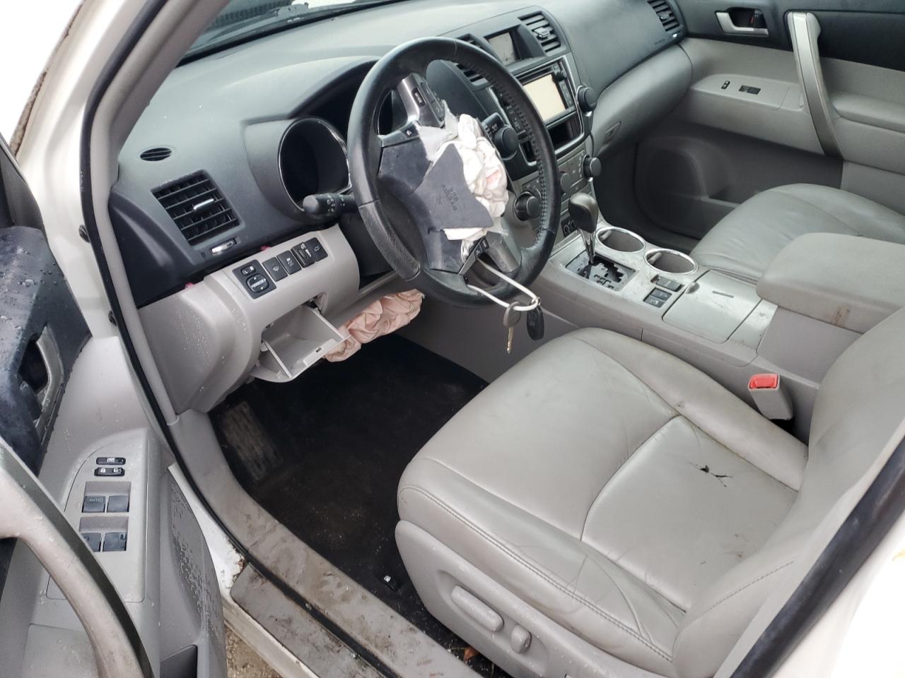 Toyota Highlander Base Image 13