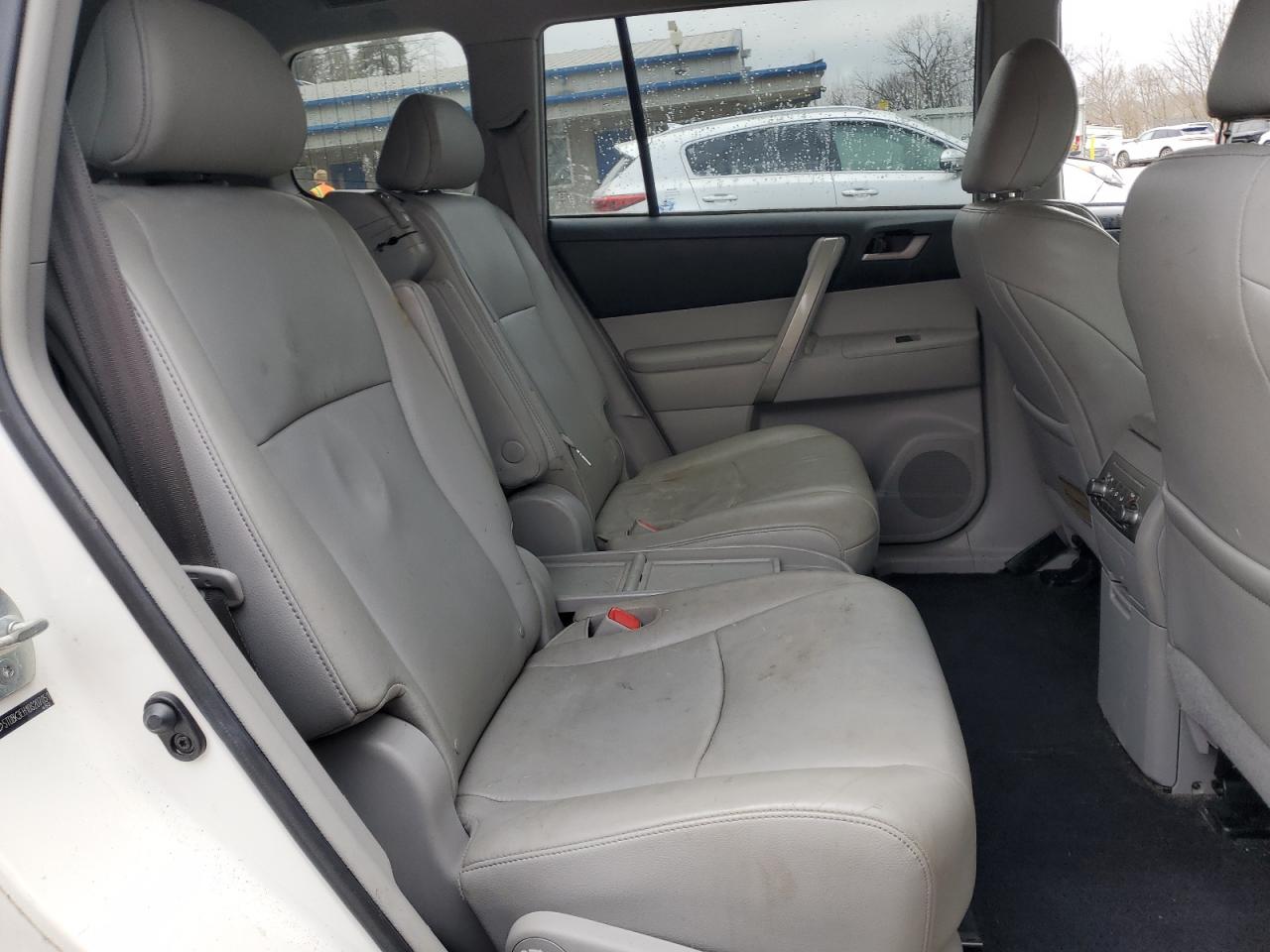 Toyota Highlander Base Image 7