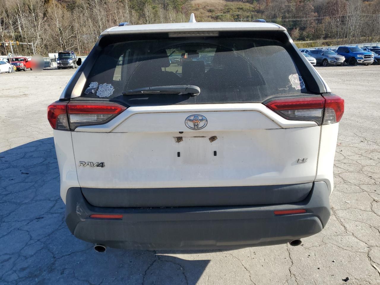 Toyota RAV4 Le Image 2