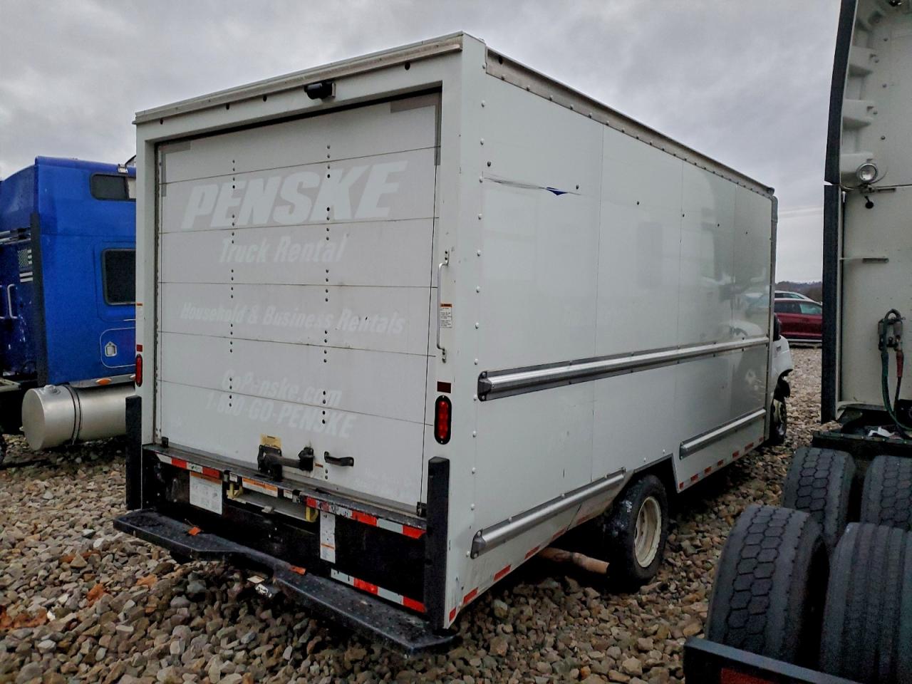 Ford Econoline E350 Super Duty Cutaway Van Image 3