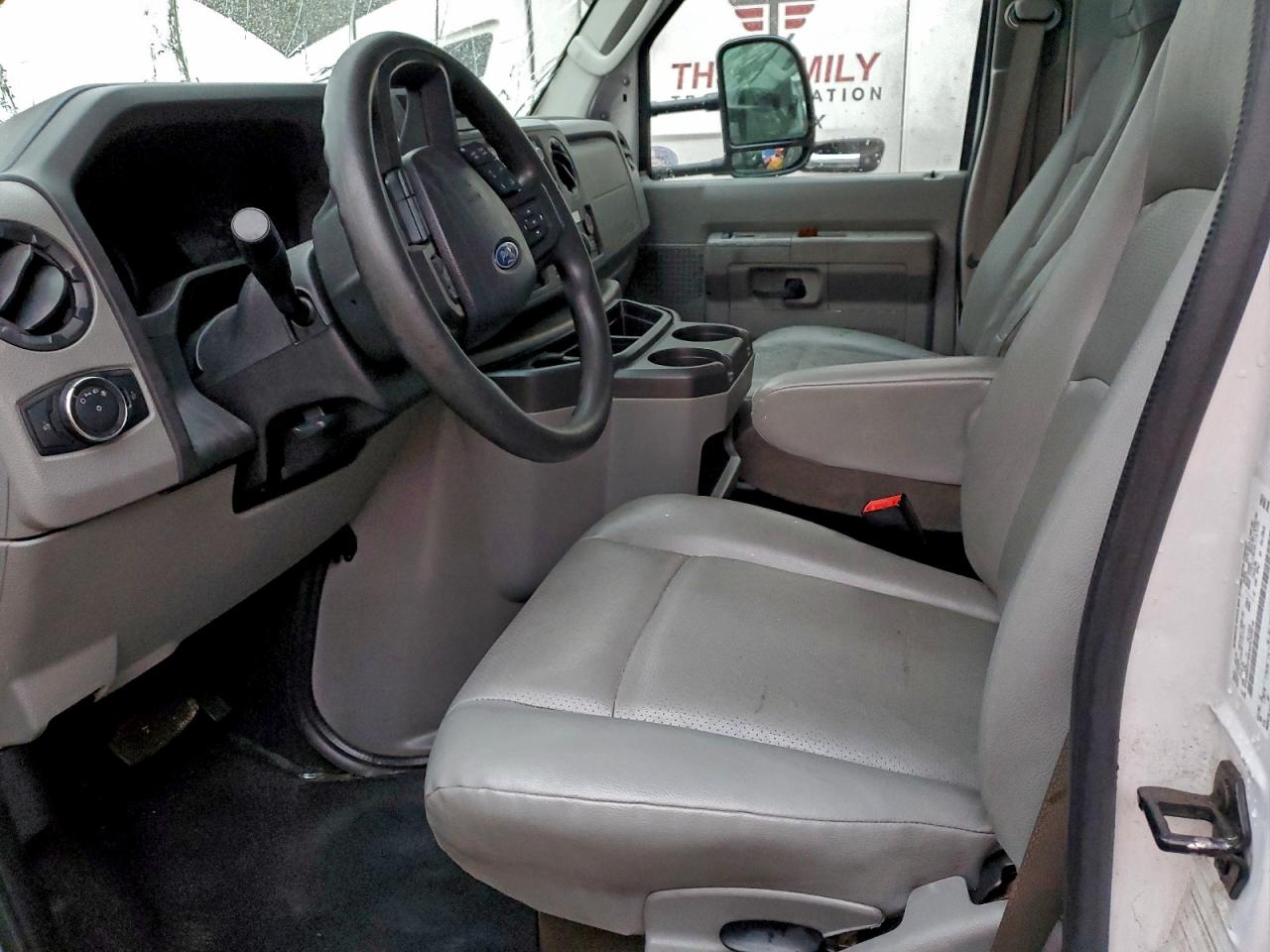 Ford Econoline E350 Super Duty Cutaway Van Image 5