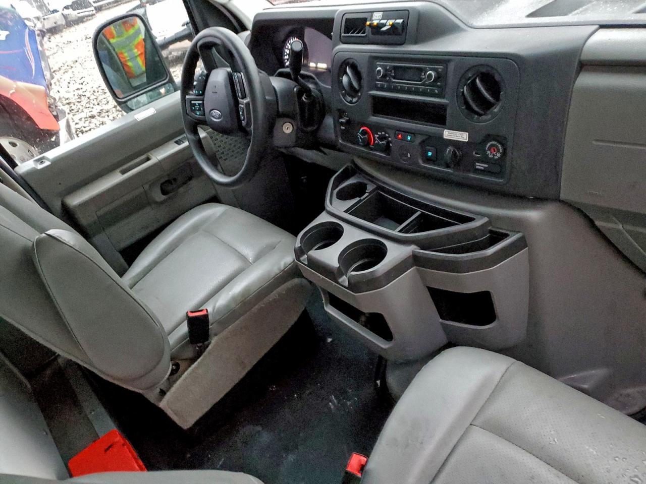 Ford Econoline E350 Super Duty Cutaway Van Image 10