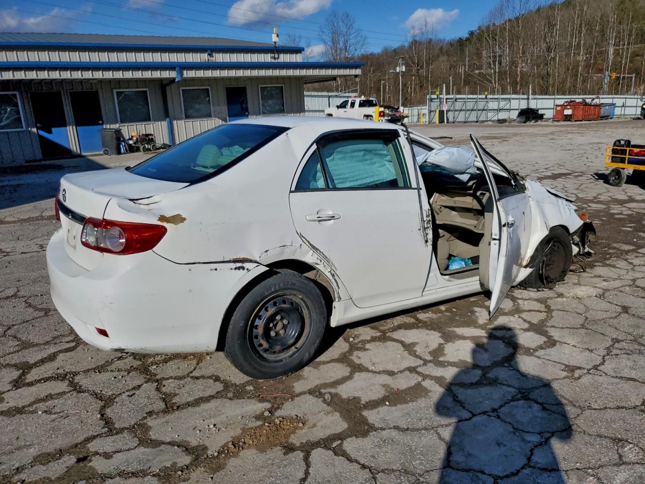 Toyota Corolla Base Image 3