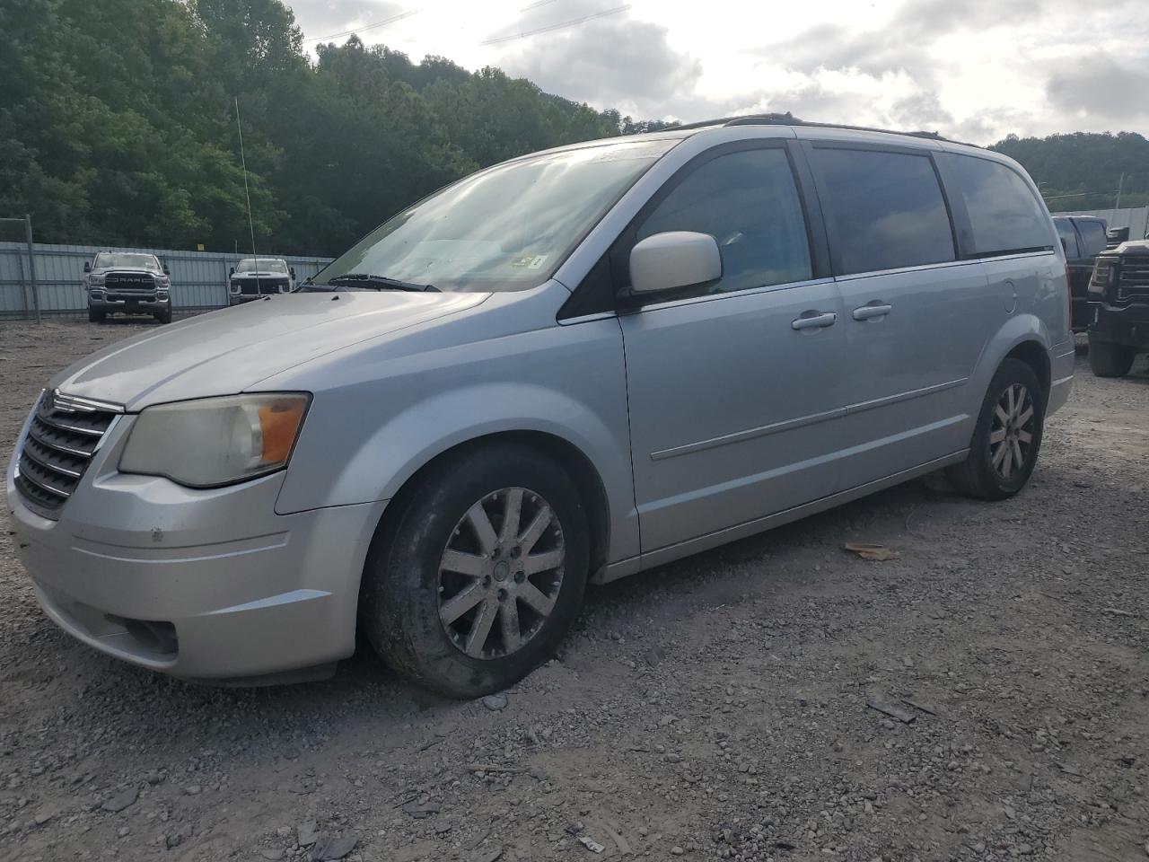 Chrysler Minivan Touring Image 1