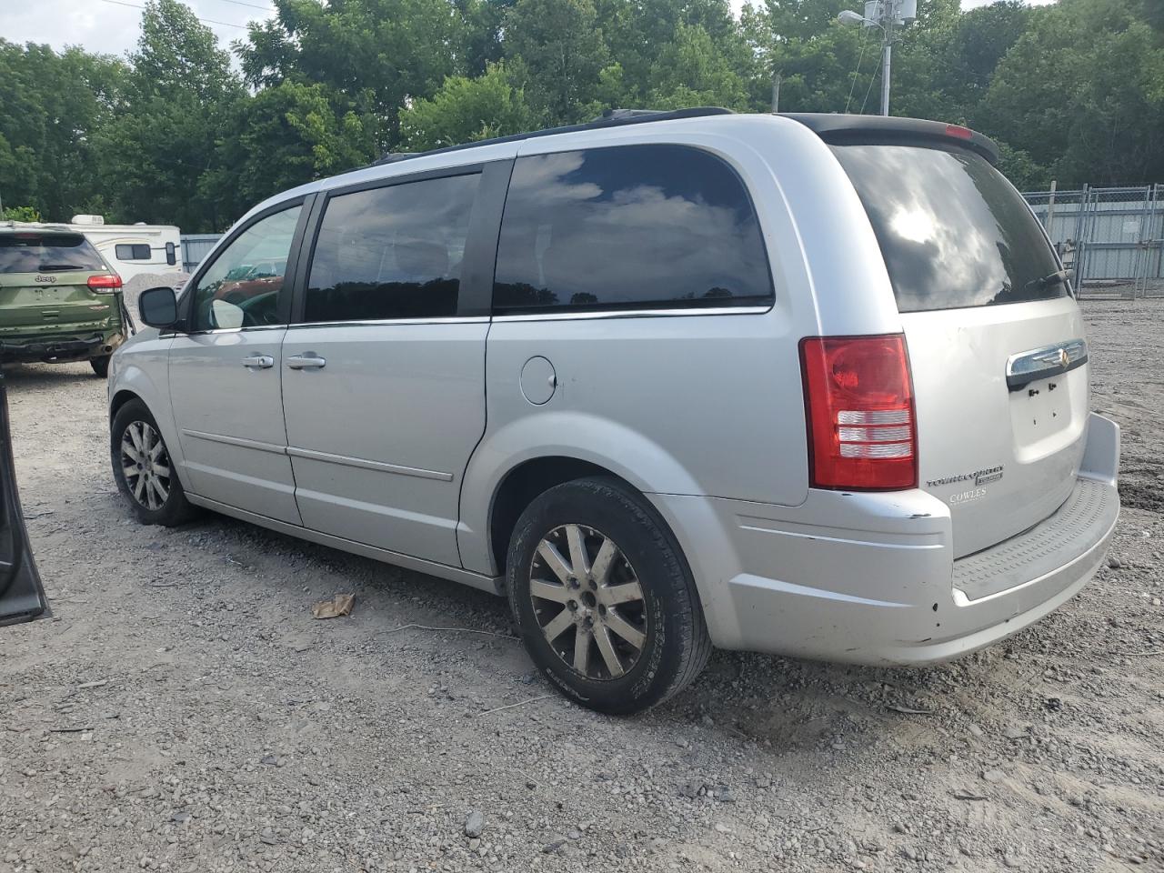 Chrysler Minivan Touring Image 2