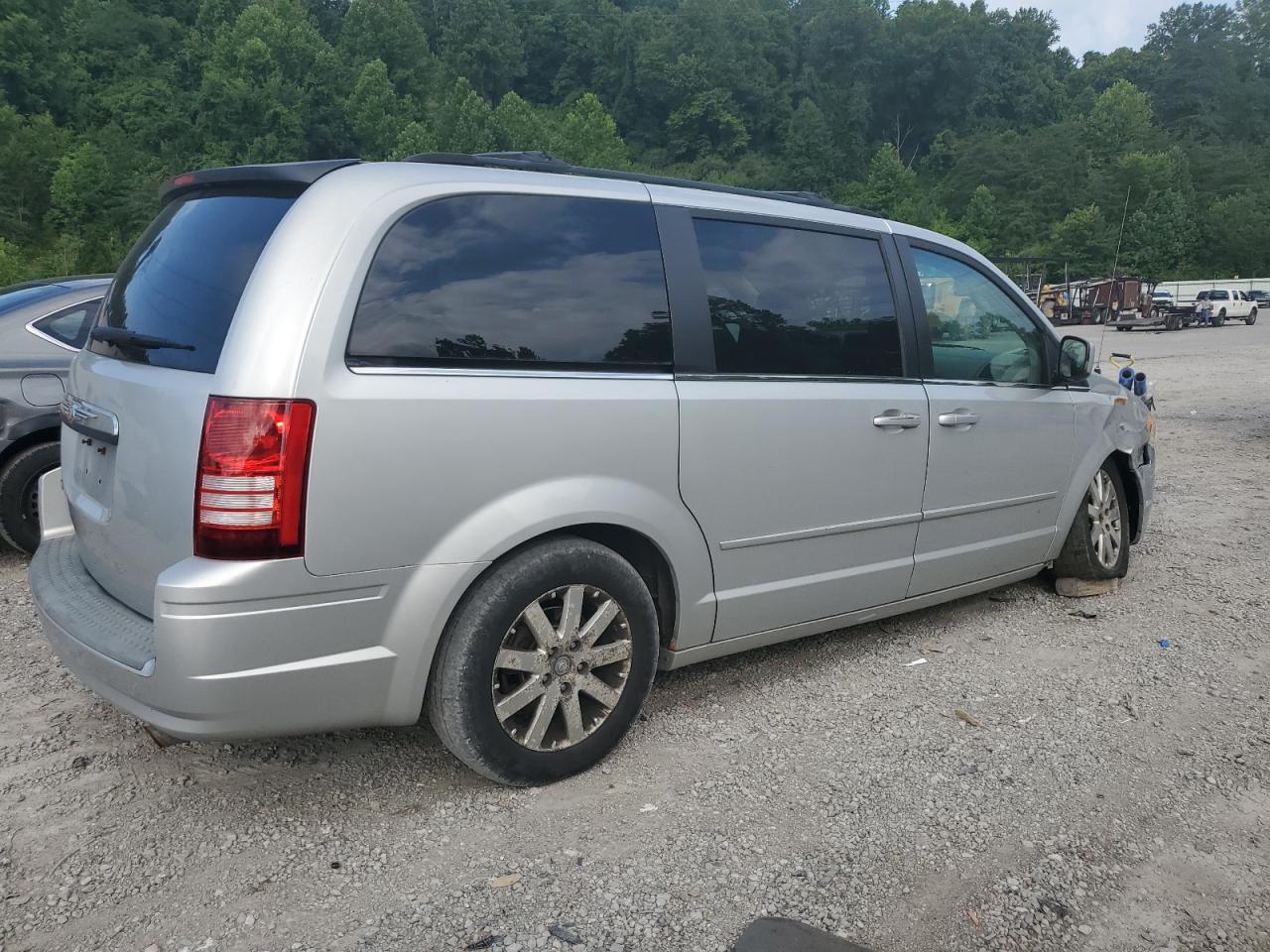 Chrysler Minivan Touring Image 11