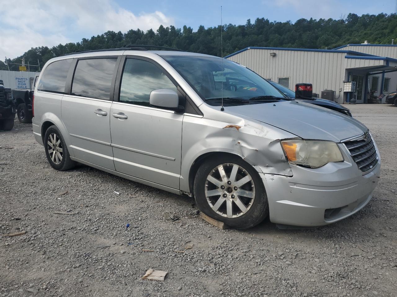 Chrysler Minivan Touring Image 8