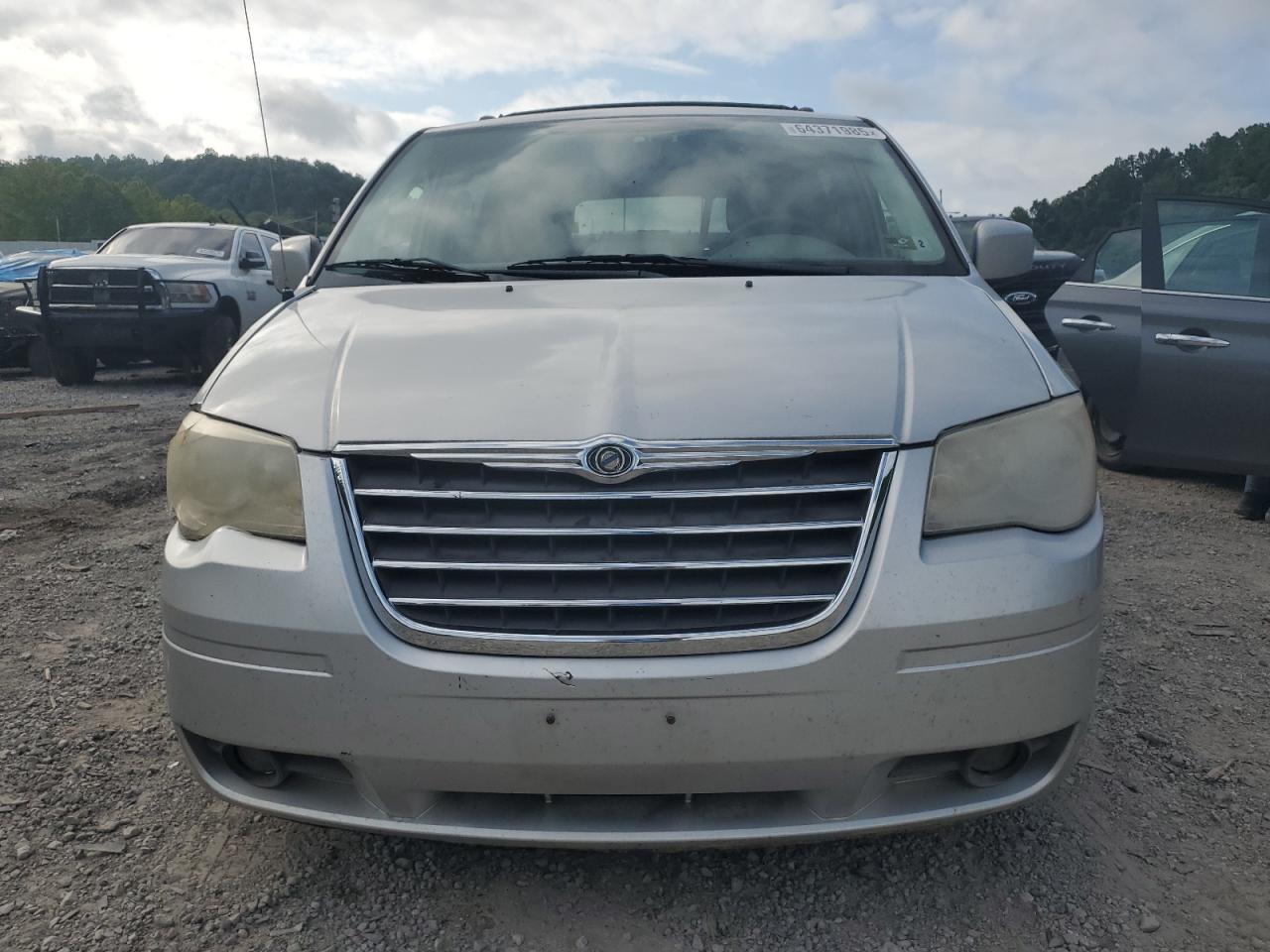 Chrysler Minivan Touring Image 3