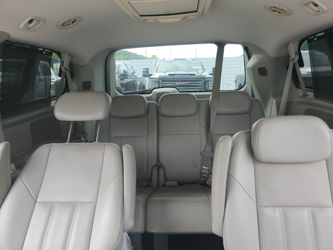 Chrysler Minivan Touring Image 4