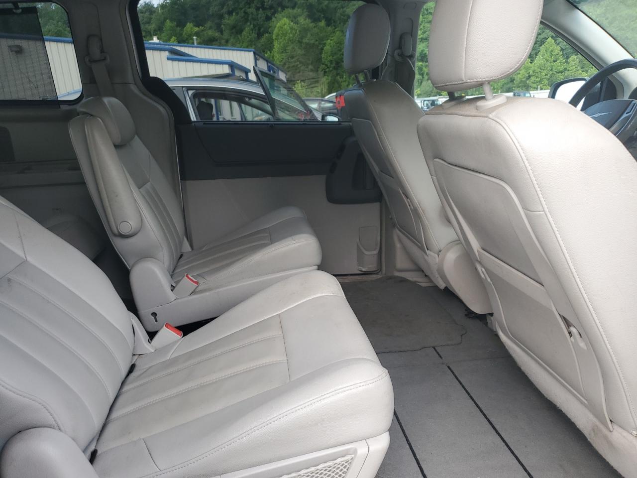 Chrysler Minivan Touring Image 13