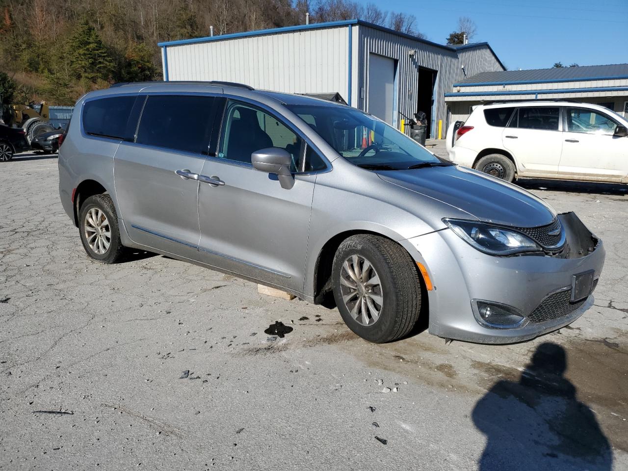 Chrysler Pacifica Touring L Image 4