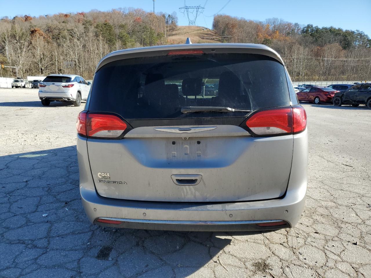 Chrysler Pacifica Touring L Image 7