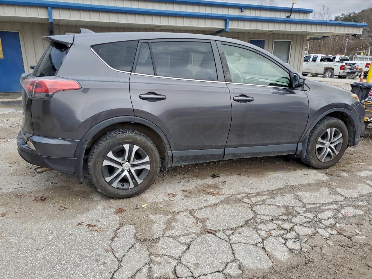 Toyota RAV4 Le Image 7