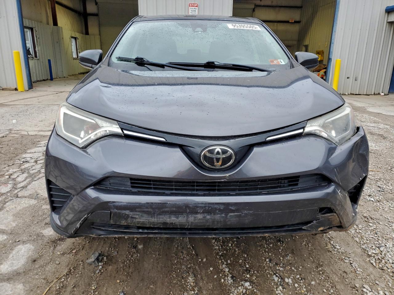 Toyota RAV4 Le Image 6