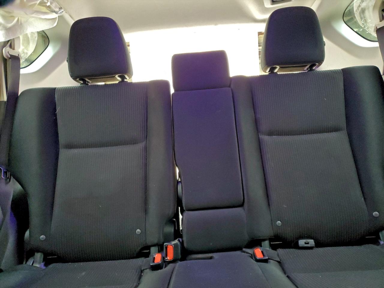 Toyota RAV4 Le Image 8