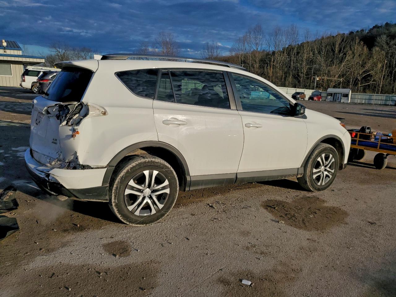 Toyota RAV4 Le Image 3
