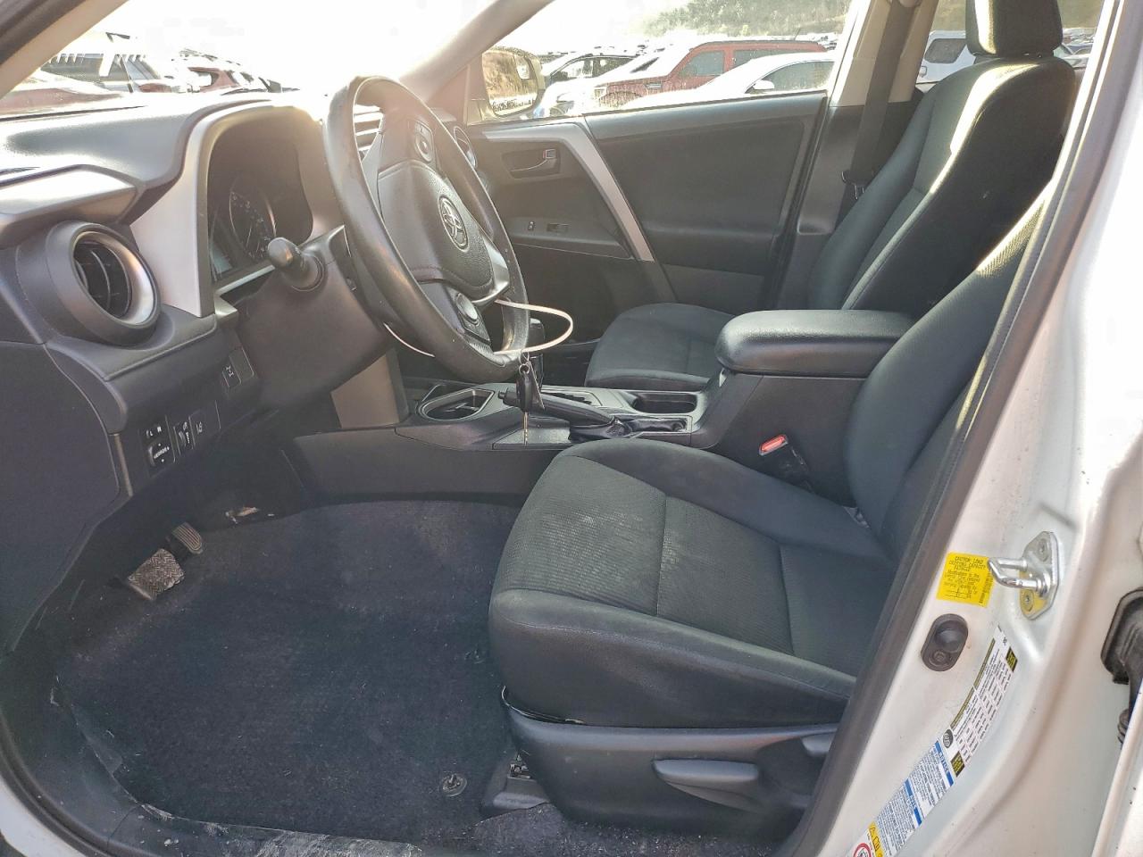 Toyota RAV4 Le Image 4