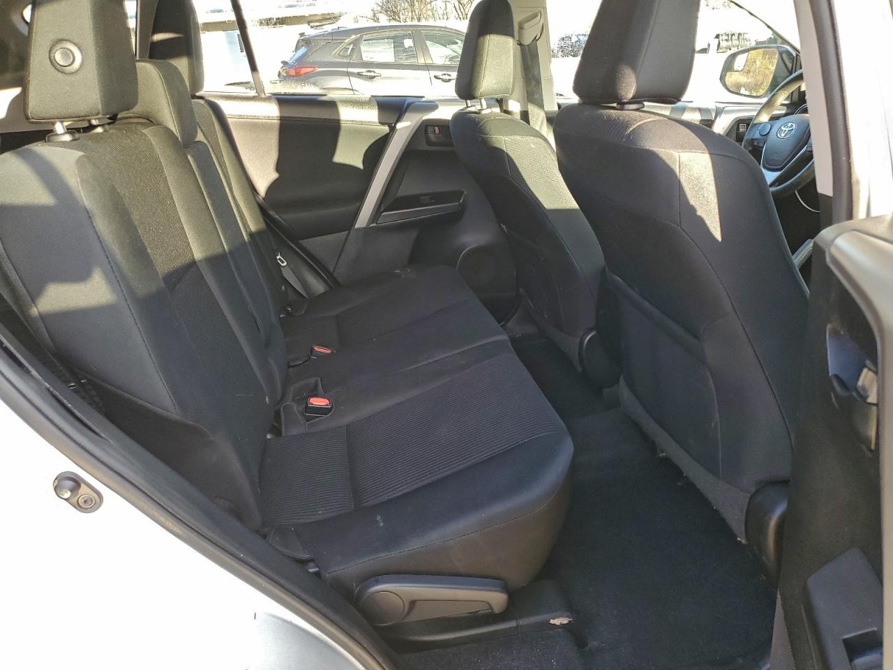 Toyota RAV4 Le Image 8