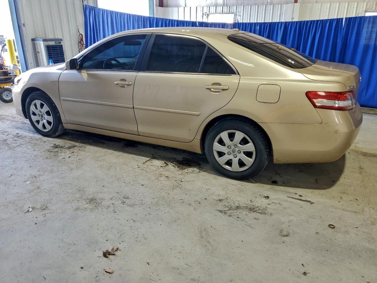 Toyota Camry Base Image 2