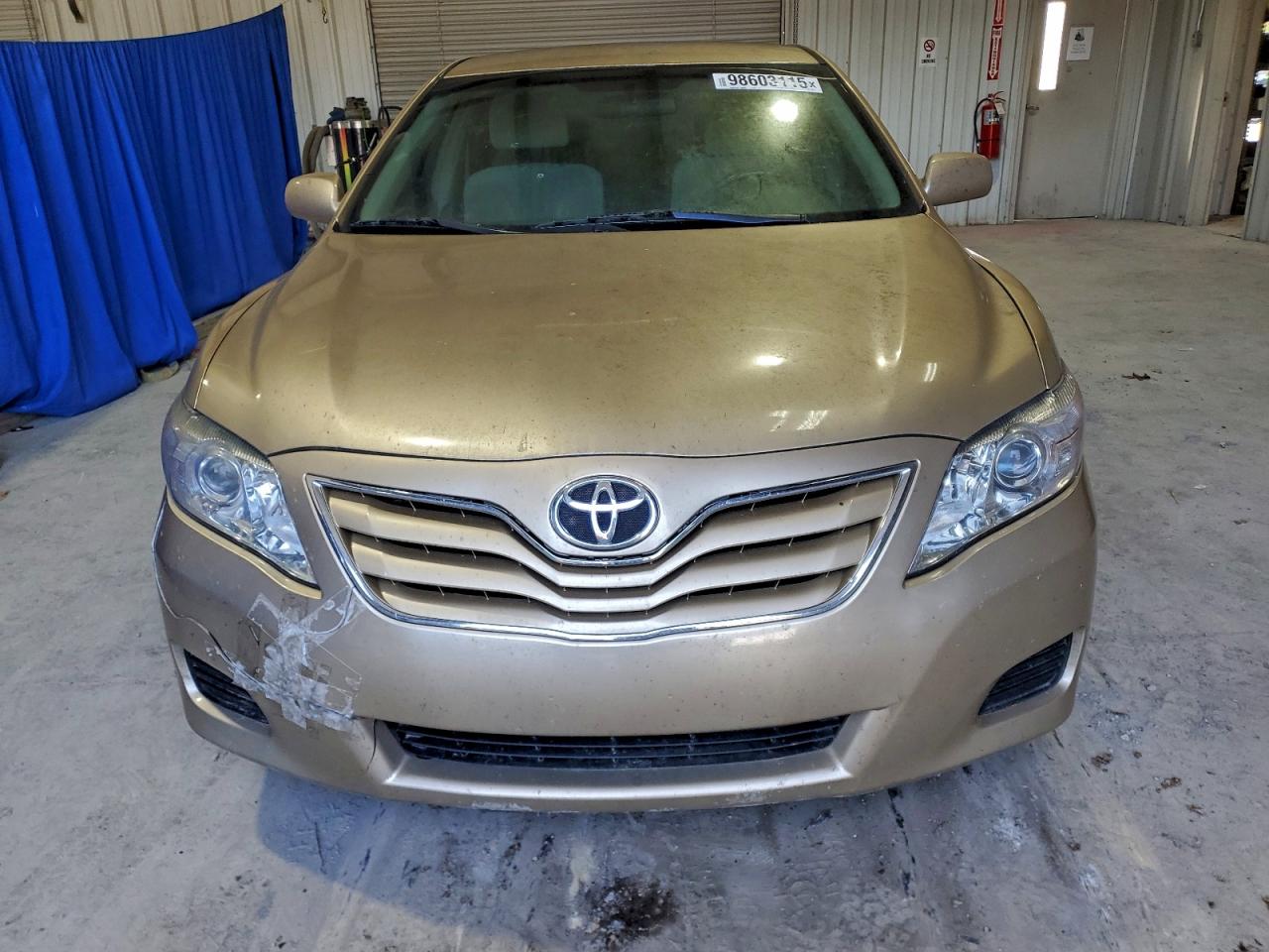 Toyota Camry Base Image 6