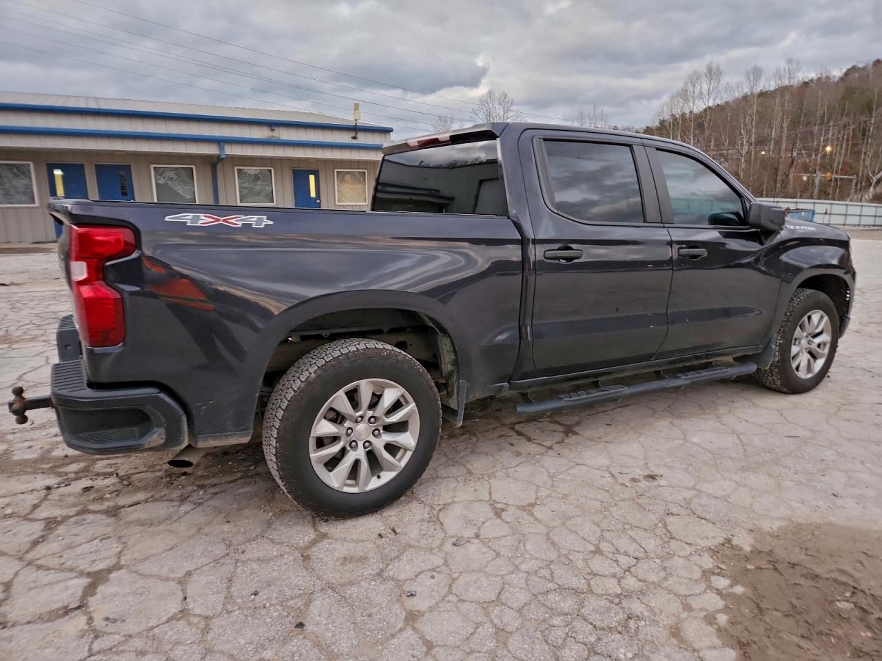 Chevrolet Silverado K1500 Custom Image 3