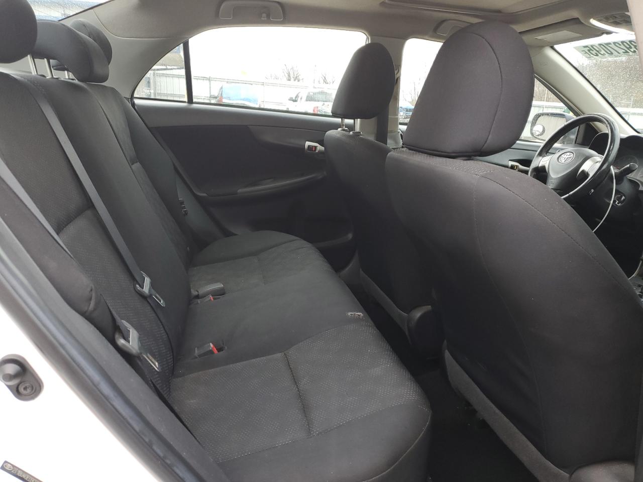 Toyota Corolla Base Image 9