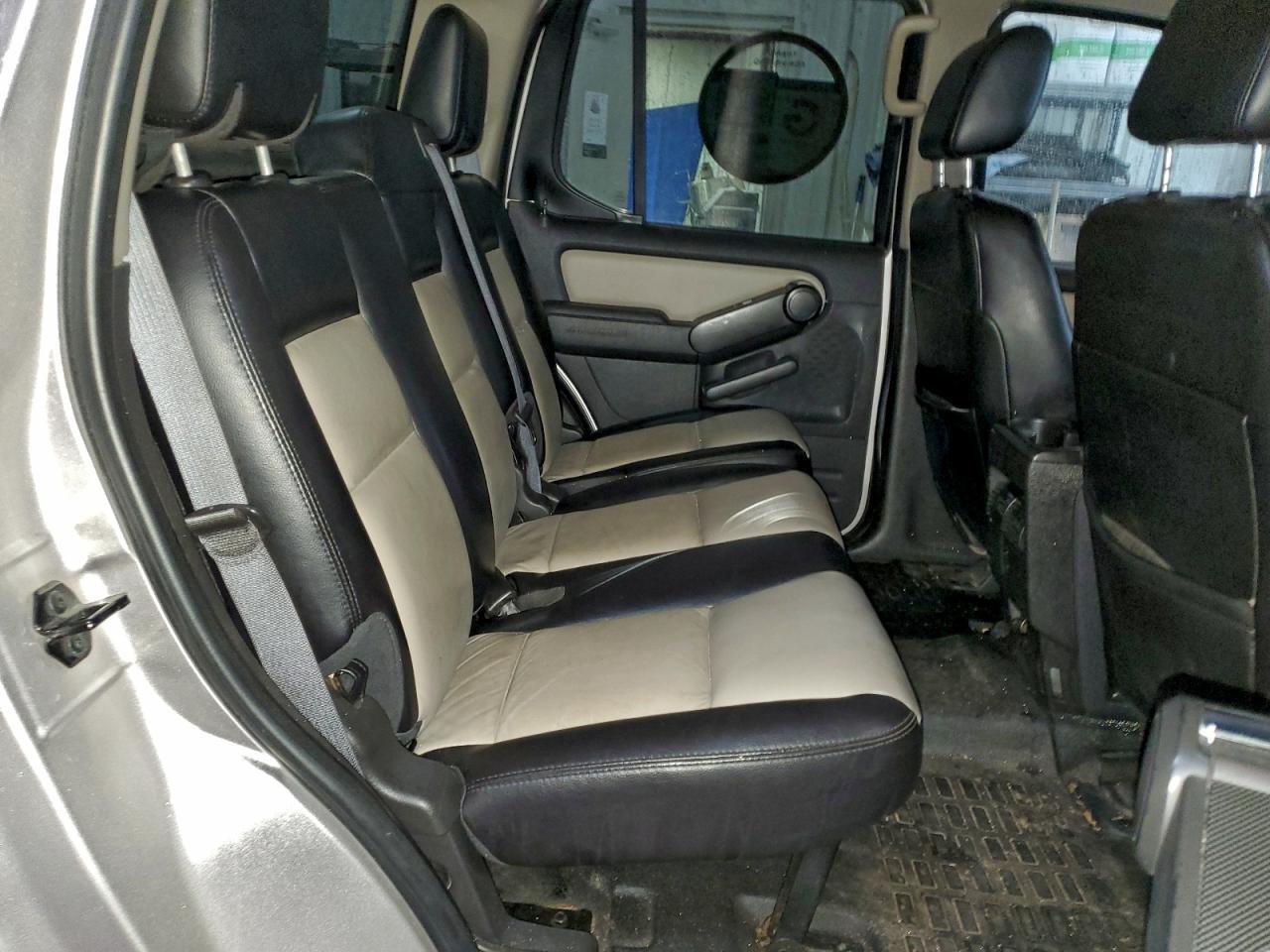 Ford Explorer Limited Image 10