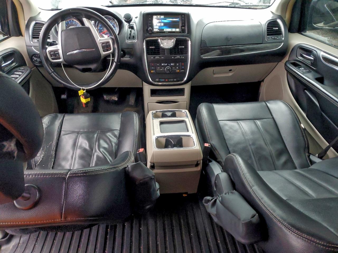 Chrysler Minivan Touring Image 4