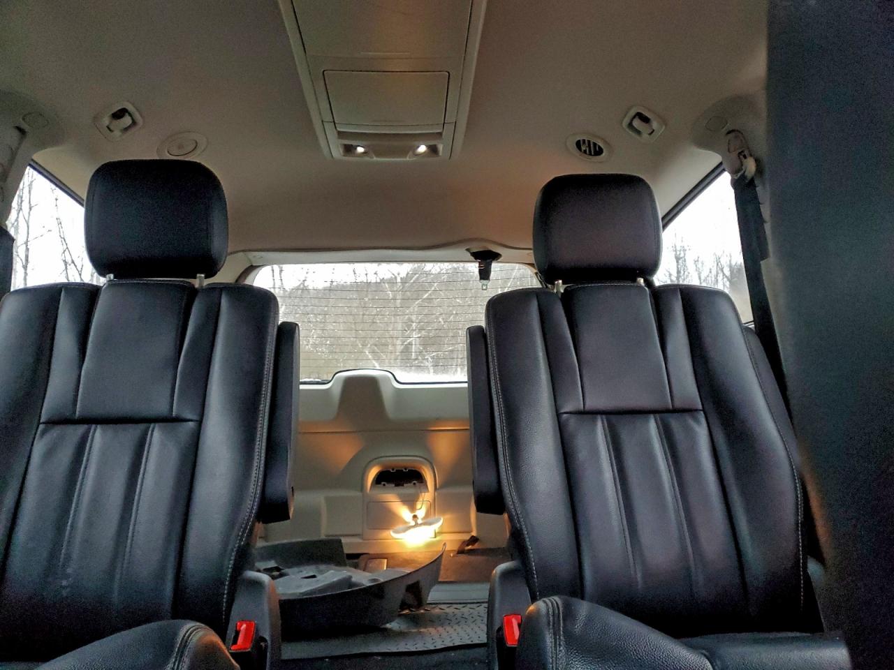 Chrysler Minivan Touring Image 13