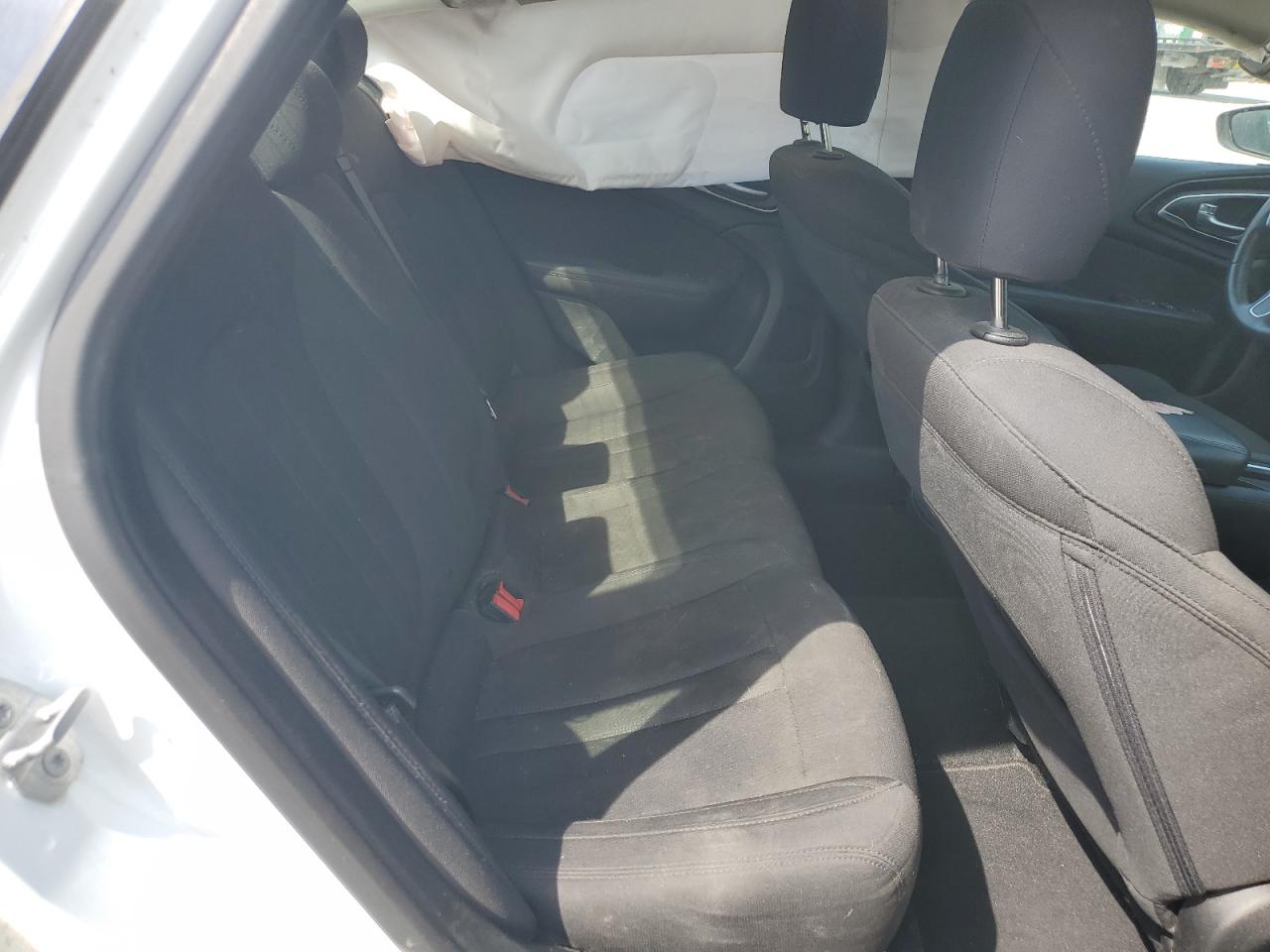 Chrysler 200 Limited Image 6