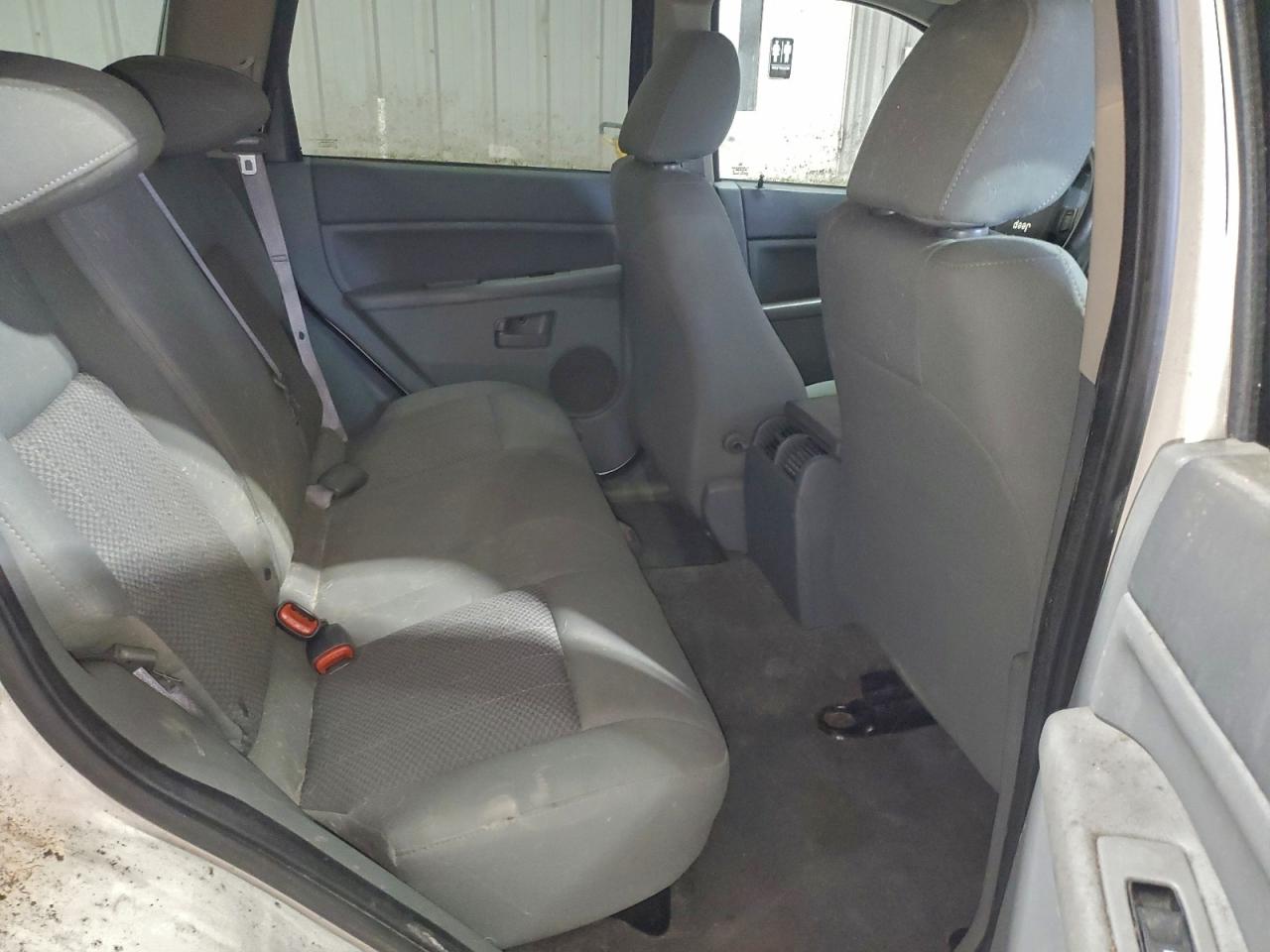 Jeep Grand Cherokee Laredo Image 9