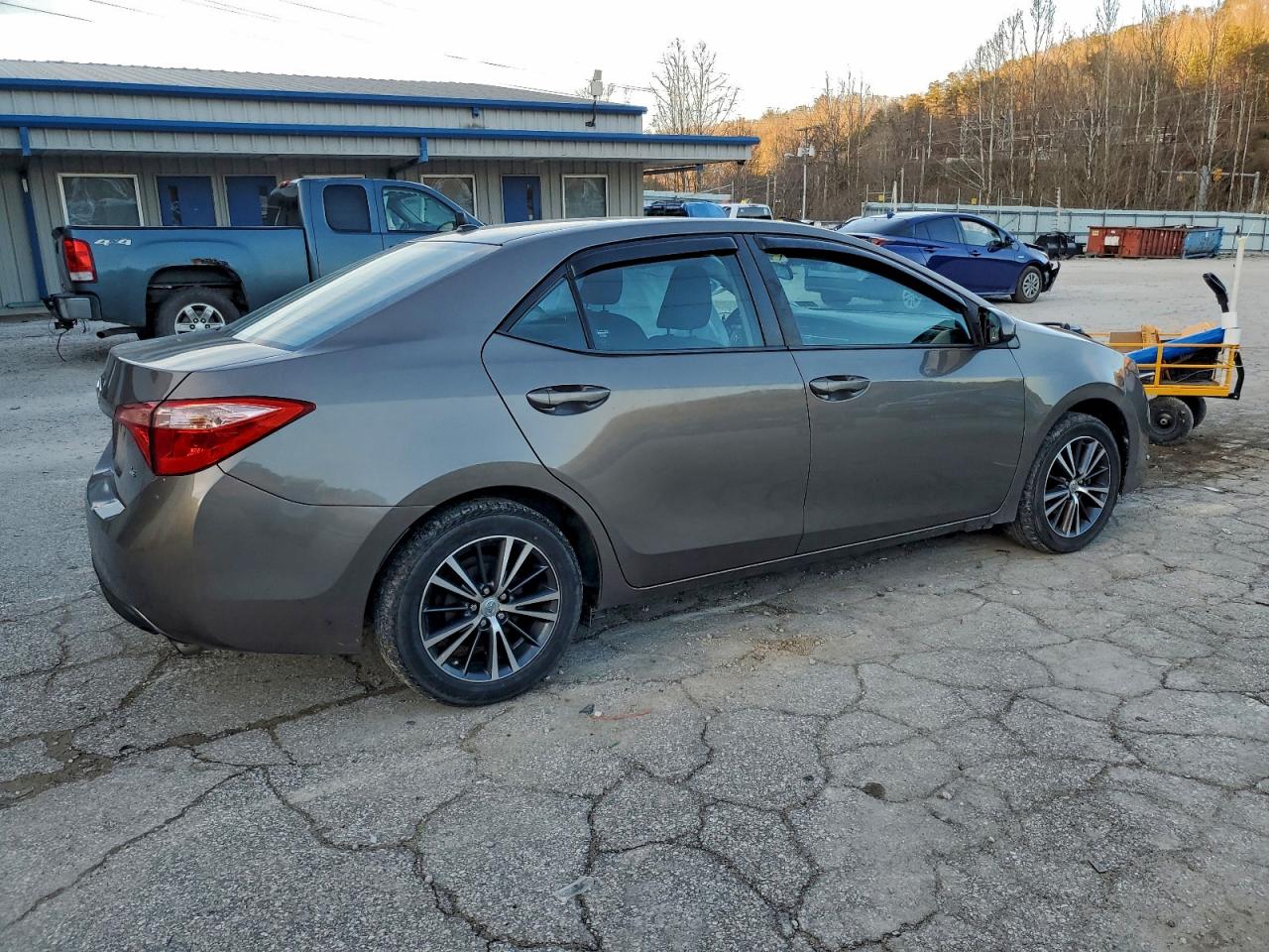 Toyota Corolla L Image 11