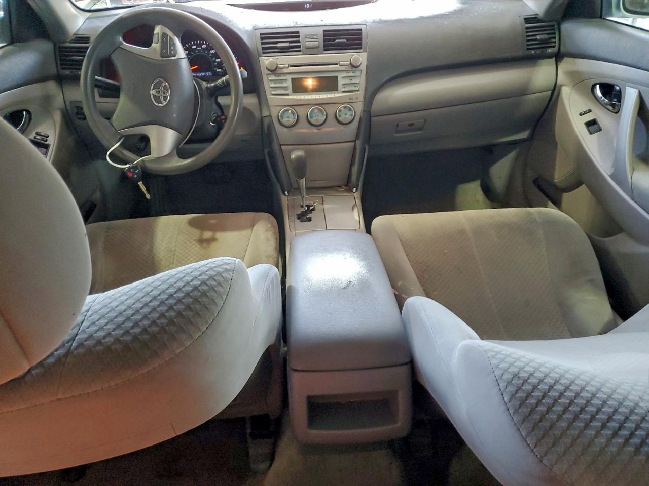 Toyota Camry Base Image 9